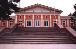 Kulturhaus mit groem und kleinen Spielslen